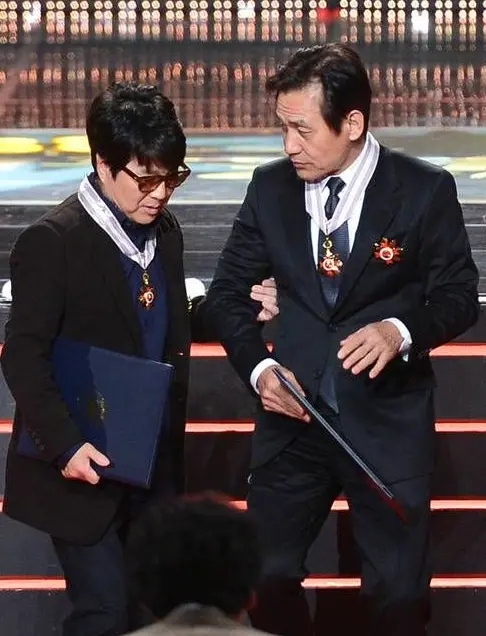 조용필, 60년 죽마고우 안성기 떠난 날 ‘친구여’ 부르며 객석 울음꽃 피었다