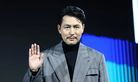 정우성, 맘카페 연기 칭찬글 ‘도배 논란’…바이럴 의혹 소속사 “사실무근”