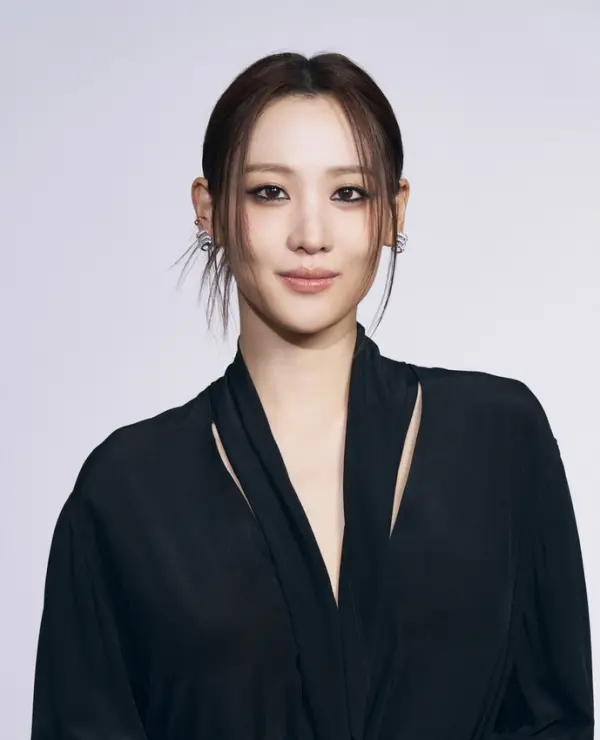 배우 수현, 이혼 후 딸과 함께한 싱가포르 힐링 여행 근황